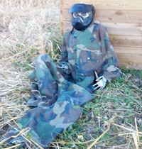 Esqueleto no campo de paintball